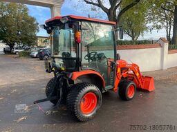 Kubota B2650 mit Frontlader und Schaufel