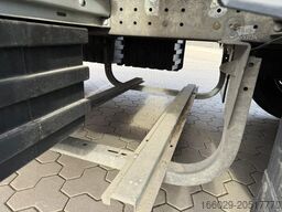 SCHMITZ CARGOBULL SCB S3T 3-Achs Plattform Auflieger Guter Zustand