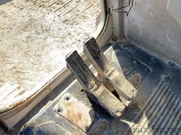 Liebherr R906 LC Litronic with two buckets