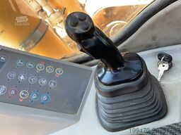 Liebherr R906 LC Litronic with two buckets