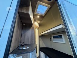 Dickenherr 2-Pferdeanhänger mit Wohnabteil