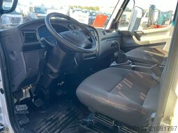 Mercedes-Benz Accelo 915 4x2 Closed Cargo Truck