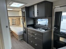 Hobby De Luxe 495 UL IC Sonder. Mod. 2026 1800 kg