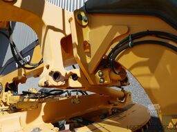 Volvo G946B AWD