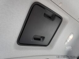 Mercedes-Benz Arocs 2633 flatbed truck / Crane FASSI