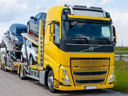 VOLVO FH mit Anhänger für 6 PKW