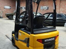 HYUNDAI 18BT-9U UVV Neu 4,25m Hubh 1680kg Ladegerät