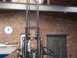 HYUNDAI 18BT-9U  UVV Neu  4,25m Hubh 1680kg Ladegerät