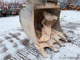 LIEBHERR R 946 LC Schnellwechsler 2x Löffel + Reißzahn