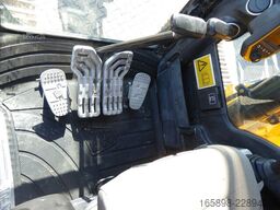JCB JS220 LC mit Oilquick OQ70/55