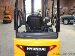 HYUNDAI 18BT-9U UVV 4,25m Hubh 1680kg Ladegerät