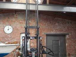 HYUNDAI 18BT-9U UVV 4,25m Hubh 1680kg Ladegerät