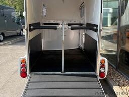 HUMBAUR Maximus 2 Pferdeanhänger Vollpolyester 2,7t