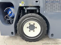 Combilift CB4000 TRIPLEX 5200 FREE-LIFT POSITIONER