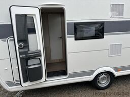 Hobby De Luxe 490 KMF Modell 2026 1800kg Garage