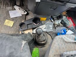Toyota Hiace 4WD with 2 sets of tires
