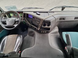 Volvo FM 370 Globetrotter 4x2 - Buggsbygg box with si...