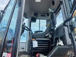 JCB 413S