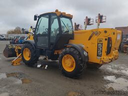 JCB 535-140 with forks and loading bucket