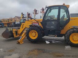 JCB 535-140 with forks and loading bucket