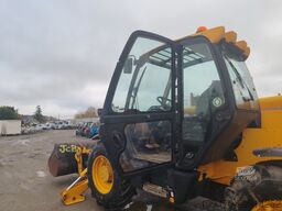 JCB 535-140 with forks and loading bucket