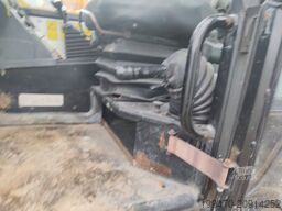 JCB 535-140 with forks and loading bucket