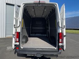 VOLKSWAGEN Crafter Kasten 35 L4H3 AHK RFK äden