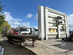FRUEHAUF Flatbed trailer 3 Axle SAF front Lift axle
