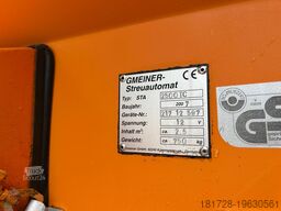 Mercedes-Benz Unimog U 318 mit Gmeiner Streuer STA 2500 TC