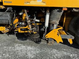Volvo FM9 4x2 sweeper truck w/ Beam sweeper S7000 superc