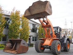 Hitachi ZW220 articulated loader / 2 buckets