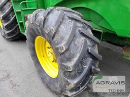 John Deere 7400