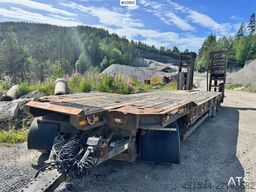 McCauley MAC machinery trailer with hydraulic loading ramps