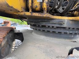 Komatsu PC490LC-11 excavator w/ 2 buckets