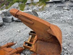Komatsu PC490LC-11 excavator w/ 2 buckets