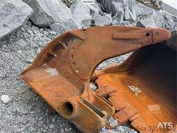 Komatsu PC490LC-11 excavator w/ 2 buckets