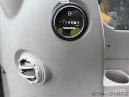 Volvo ECR305CL excavator w/ GPS, sanding bucket and roto