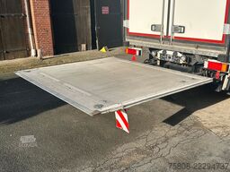SCHMITZ CARGOBULL AKO 18/L7.15FP45 Carrier 1350 LBW 2t. Trennwand