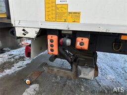 Renault 18-pallet box truck with Bussbygg body