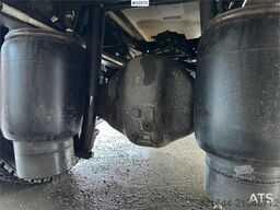 Renault 18-pallet box truck with Bussbygg body