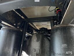 Renault 18-pallet box truck with Bussbygg body