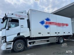 Renault 18-pallet box truck with Bussbygg body