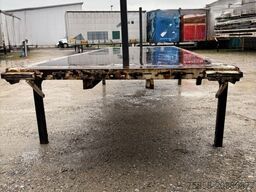 Krone Plattform 7,82m mit Steckrungen mittig