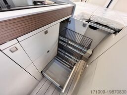 WESTFALIA Columbus 600 E 140 PS ATG Skyview SOLAR Markise