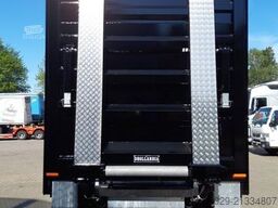 VOLVO 8x2 mit Schwerlast-Ladebordwand Rampe Stapler