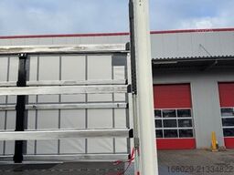 VOLVO 8x2 mit Schwerlast-Ladebordwand Rampe Stapler