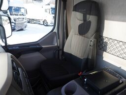 DAF LF 12.210 18-pallet container with tail