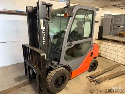 Toyota 02-8FDF25 with hydraulic side shift and fork widen