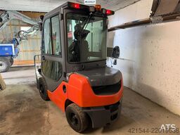 Toyota 02-8FDF25 with hydraulic side shift and fork widen