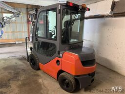 Toyota 02-8FDF25 with hydraulic side shift and fork widen